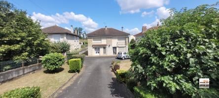 Maison traditionnelle avec garage et terrain 1085m2