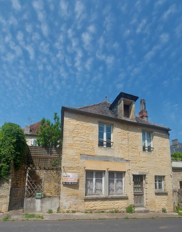 Saint-Robert : maison à rénover avec courette