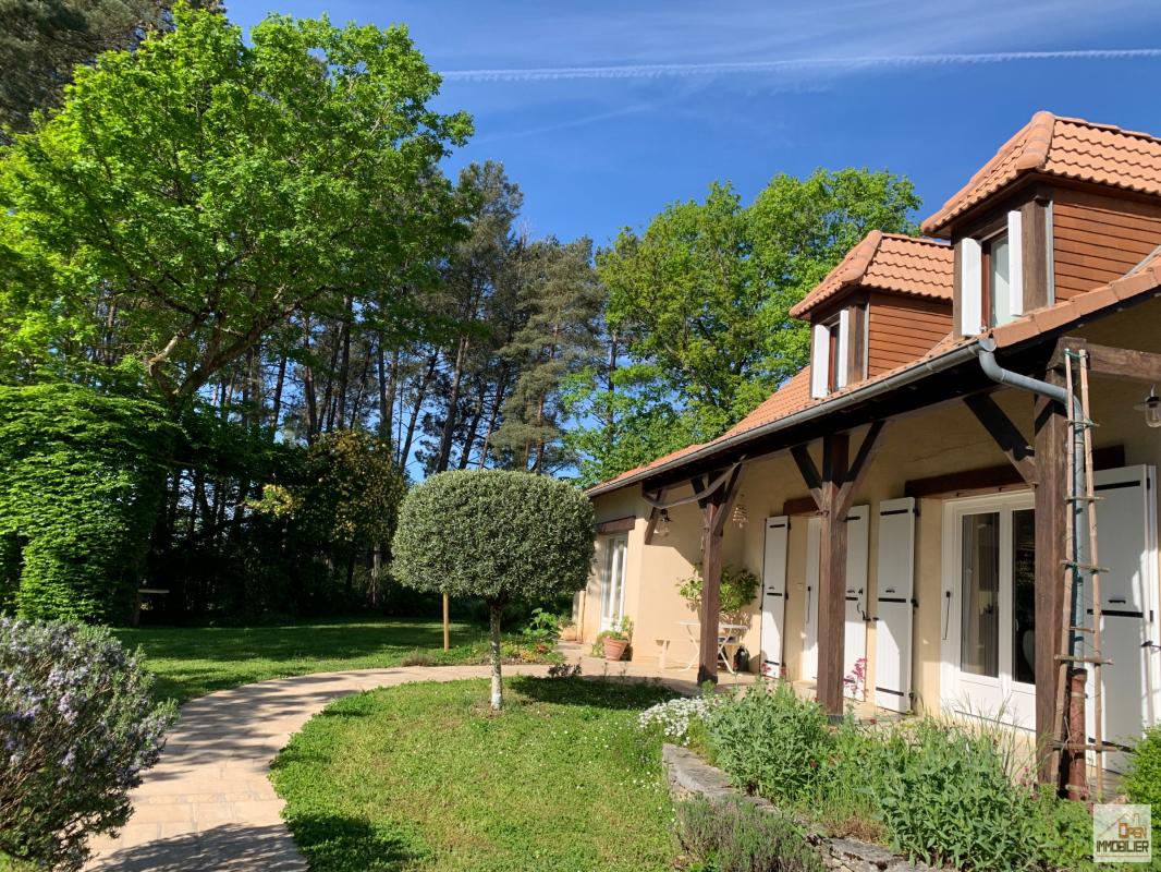 Maison avec double garage et jardin arboré