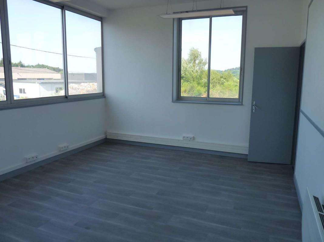 BATIMENT COMMERCIAL D'ENVIRON 2500 M² SURFACE DE VENTE, BUREAUX, SALLE DE REUNIONS, 11000 M² DE T