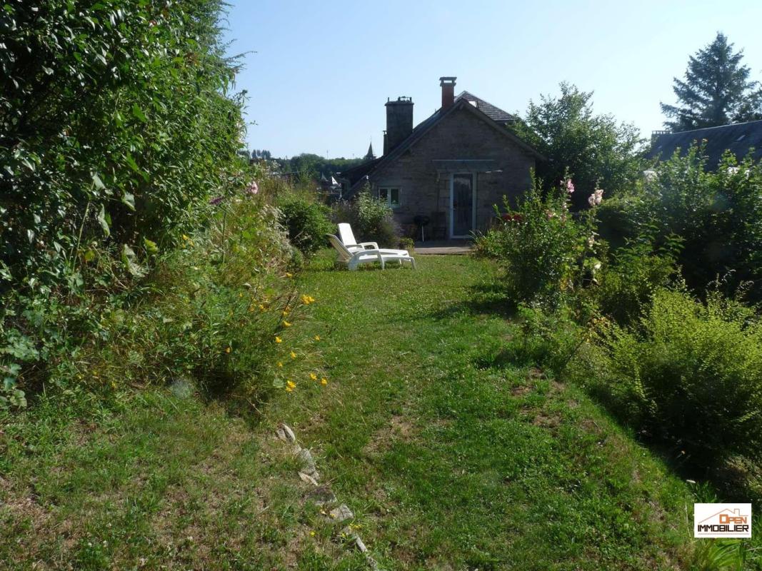 Maison en pierres,, type t9 avec un appartement type T3 (gîte), terrain d'environ 1025 M², villag