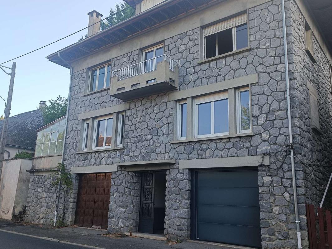 Maison familiale en pierres et ardoises avec dépendance, puits, garages, caves et terrain d'envir