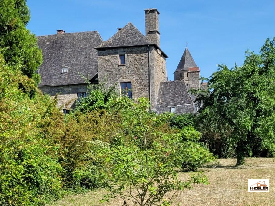 Superbe tour de chateau avec terrain au coeur d'un des plus beaux villages de France