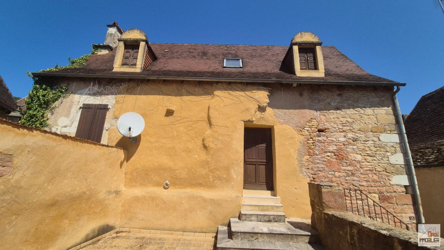Belle maison en pierre au coeur du Périgord noir avec cour intérieur et belle vue dans un vill