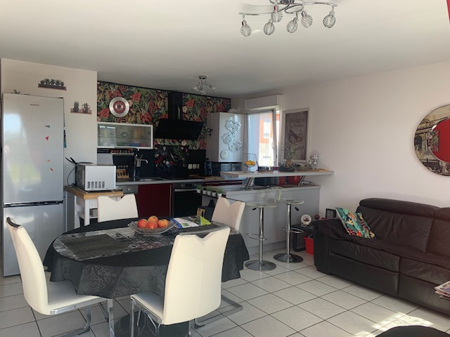 GRAND-CHARMONT, appartement T3 lumineux, avec balcon et garage