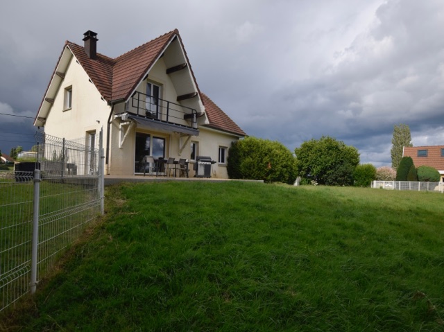 ARCEY, maison familiale de 134 m2 sur 18,69 ares de terrain
