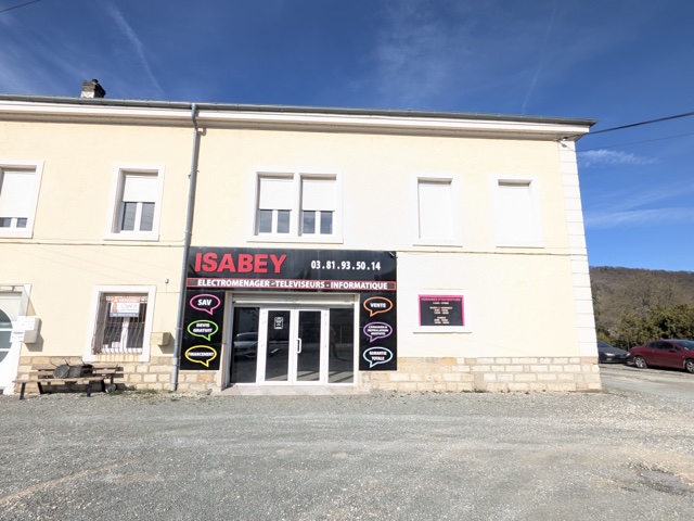 BAVANS-Local professionnel/commercial avec 4 places de parking privatives