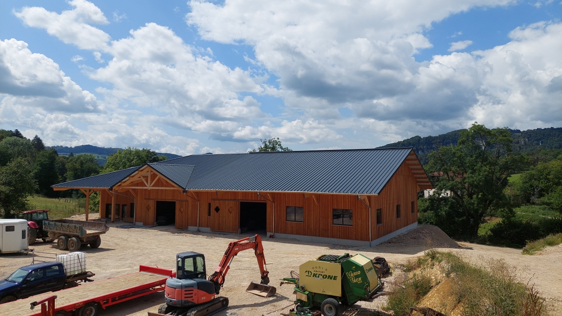 Propriété equestre  de 26.6 hectares avec 2 bâtiments et partie habitation de 370m2 - Photo 2