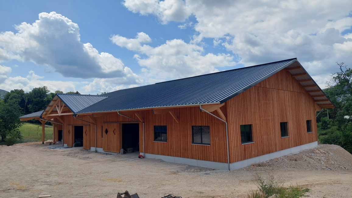 Propriété equestre  de 26.6 hectares avec 2 bâtiments et partie habitation de 370m2 - Photo 3