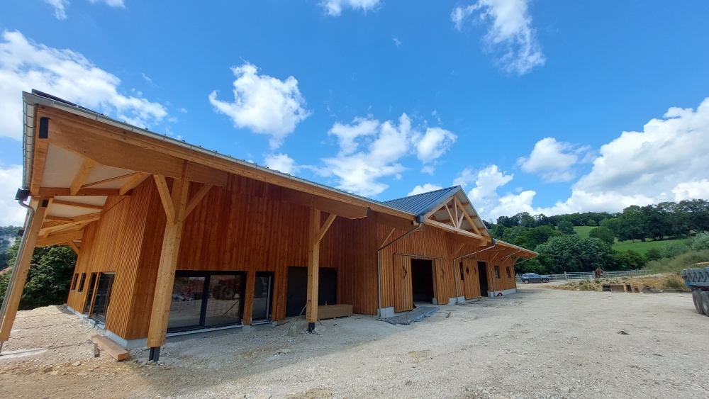 Propriété equestre  de 26.6 hectares avec 2 bâtiments et partie habitation de 370m2 - Photo 4