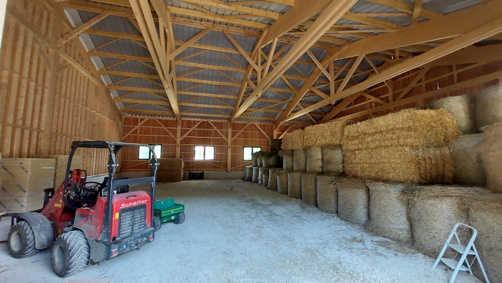 Propriété equestre  de 26.6 hectares avec 2 bâtiments et partie habitation de 370m2 - Photo 5