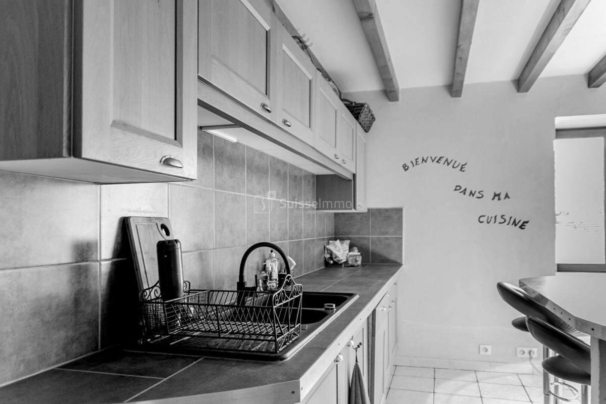 Beaux volumes pour cette maison avec agréable terrain et grande dépendance - Photo 3