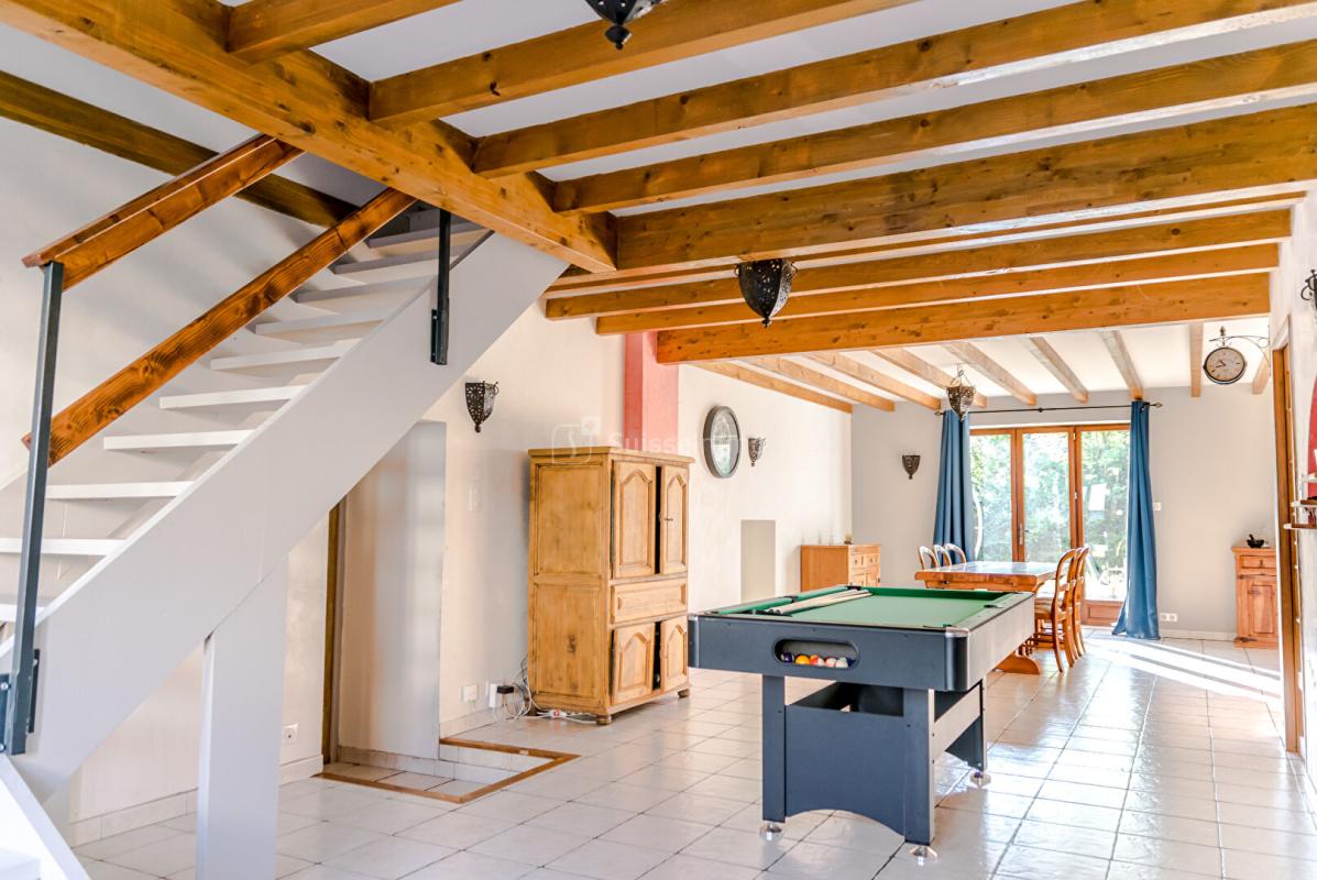 Beaux volumes pour cette maison avec agréable terrain et grande dépendance - Photo 4