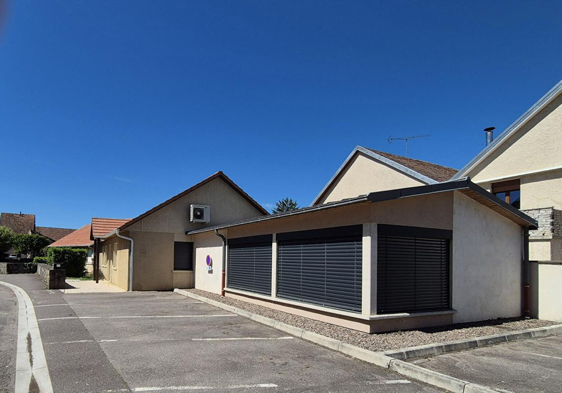 Maison plain pied de 280 m2 sur 613 m2 de terrain clos avec piscine couverte - Photo 2