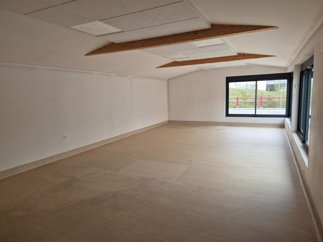 Maison plain pied de 280 m2 sur 613 m2 de terrain clos avec piscine couverte - Photo 5