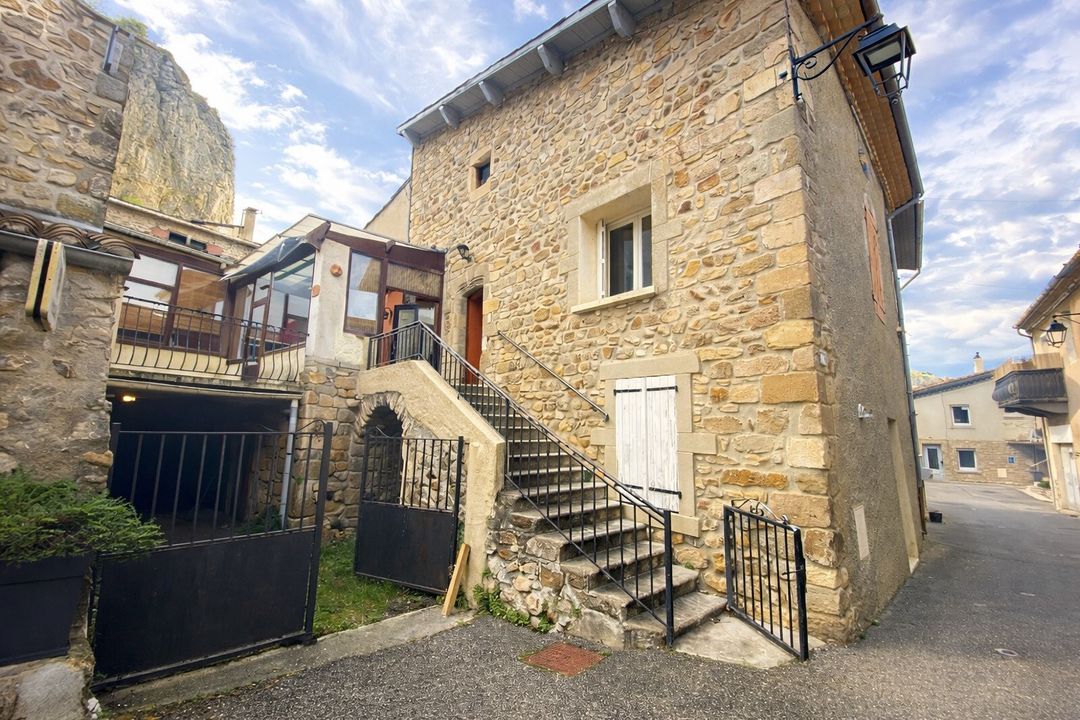 Maison de rue avec dépendances, SOYONS