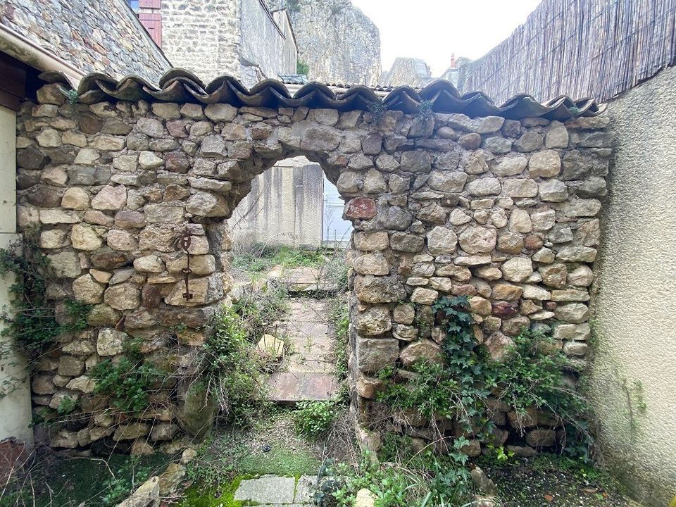 Maison de rue avec dépendances, SOYONS