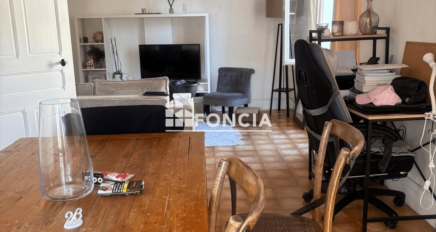 À VENDRE – PETIT IMMEUBLE DE 2 APPARTEMENTS DANS UN VILLAGE RECHERCHÉ