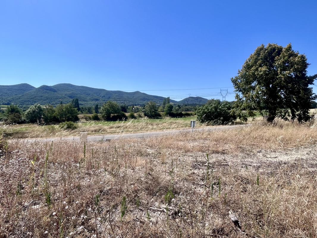 Terrain plat et viabilisé - 690 m2 - Baix