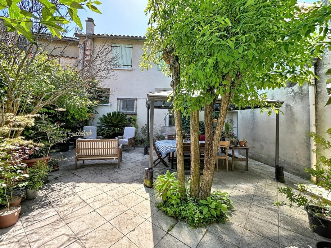 Maison de village en pierre 168 m² – 4 chambres – Jardin et dépe