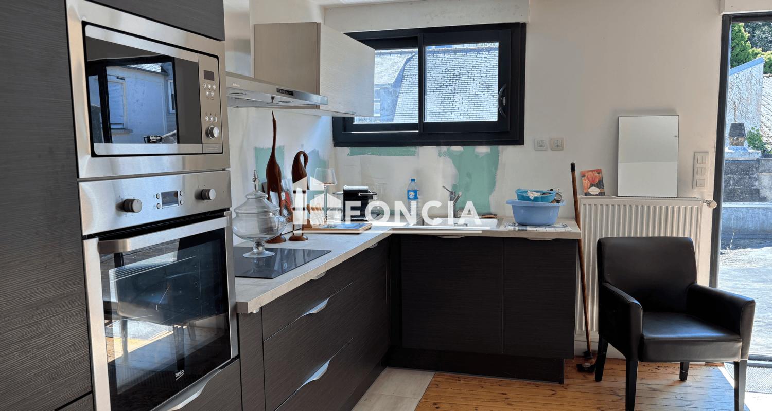Rosporden - Centre-Ville - A Vendre Local Commercial avec dépendances de 152 m2 à rénover + Appartement T3