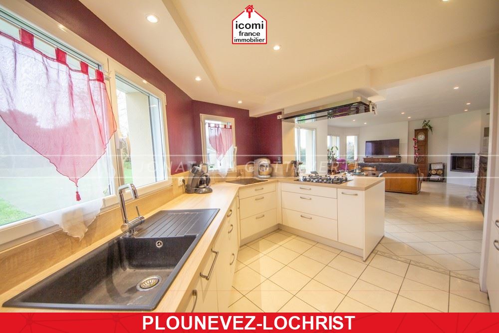 FINISTERE - Plounévez-Lochrist (29430) - À VENDRE - MAISON A 10 MINUTES DE LA PLAGE DE KERAMA 6 CHAMBRES - VIE DE PLAIN-PIED - GÉOTHERMIE - PANNEAUX PHOTOVOLTAIQUES - AUCUN TRAVAUX - DPE C - CARPORT
