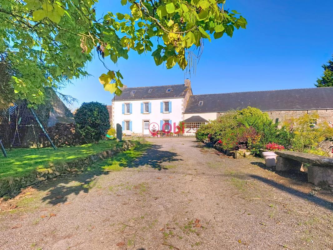Ancien corps de ferme en pierre – plein de charme et de potentiel à Quemeneven