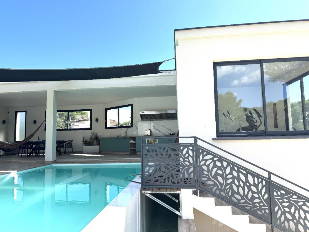 Villa - Photo 2