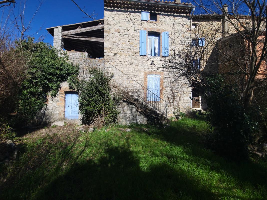 AURELIE WASILKOWSKI DE L'AGENCE REGARD VOUS PROPOSE SUD ARDECHE Belle maison de caractère , dans une région touristique recherchée; l'avantage de cette maison est sa proximité avec les plus beaux villages d'Ardèche . A rénover, elle offre de nombreuses possibilités d'aménagement internes. Une belle cheminée à foyer ouvert dans la pièce à vivre donnera à cette maison la chaleur qu'elle mérite qu'on lui redonne. Elle dispose de 3 chambres, et en rez de chaussée avec accès indépendant deux pièces