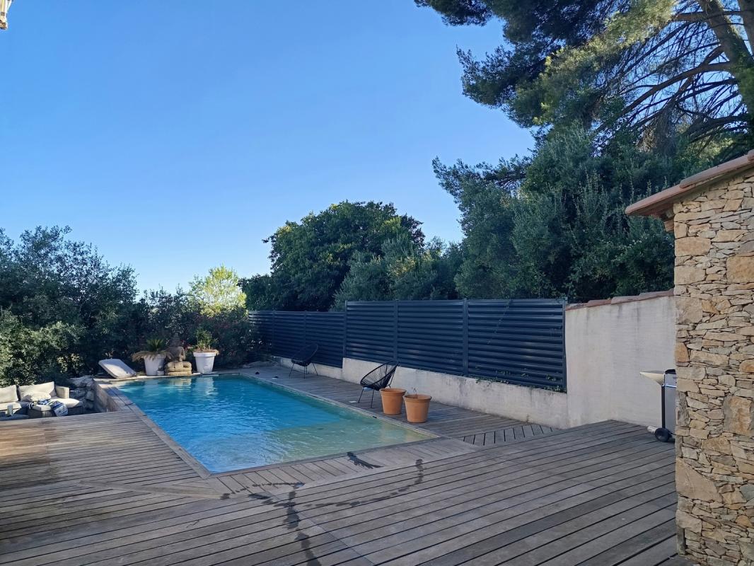 Belle maison 20 mns d'Arles terrain arboré, piscine, garage