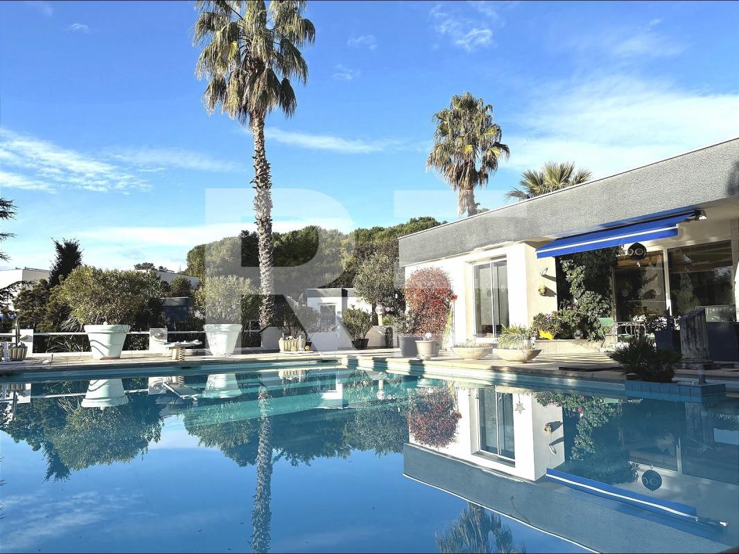 VILLA CONTEMPORAINE AVEC DEPENDANCES PISCINE ET POOL HOUSE