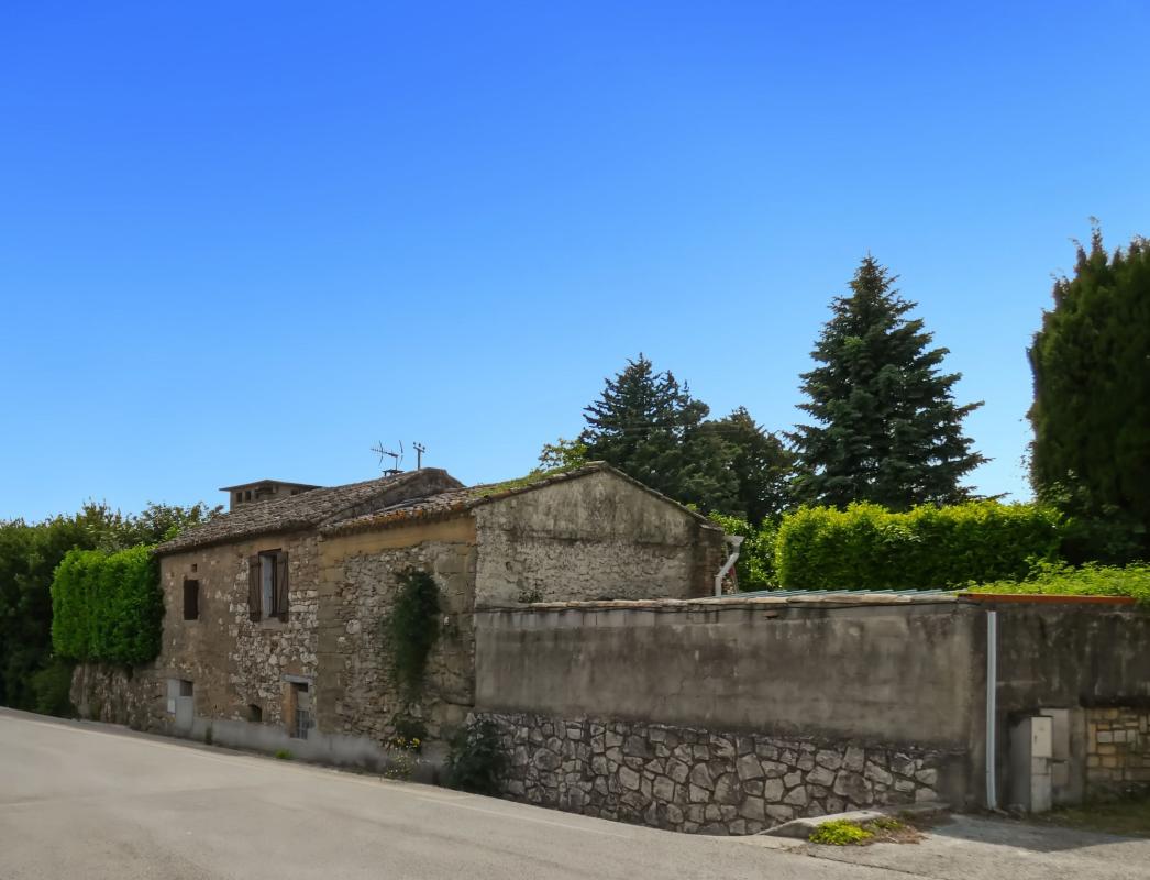 Le charme de la pierre avec un grand jardin bucolique