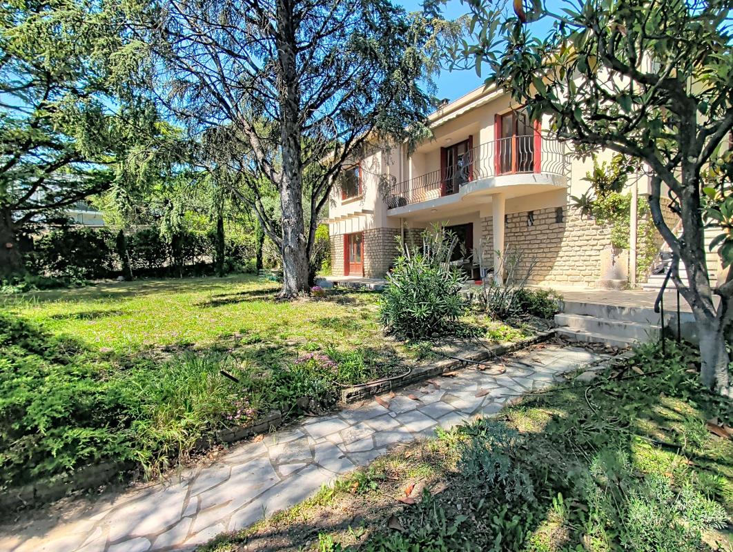 Maison de 174 m² sur terrain arboré de 1 000 m² – Villeneuve-lès-Avignon