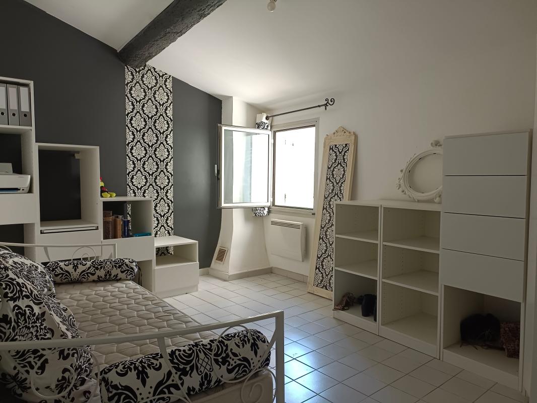 Maison À Vendre 2 chambres, cours, abris