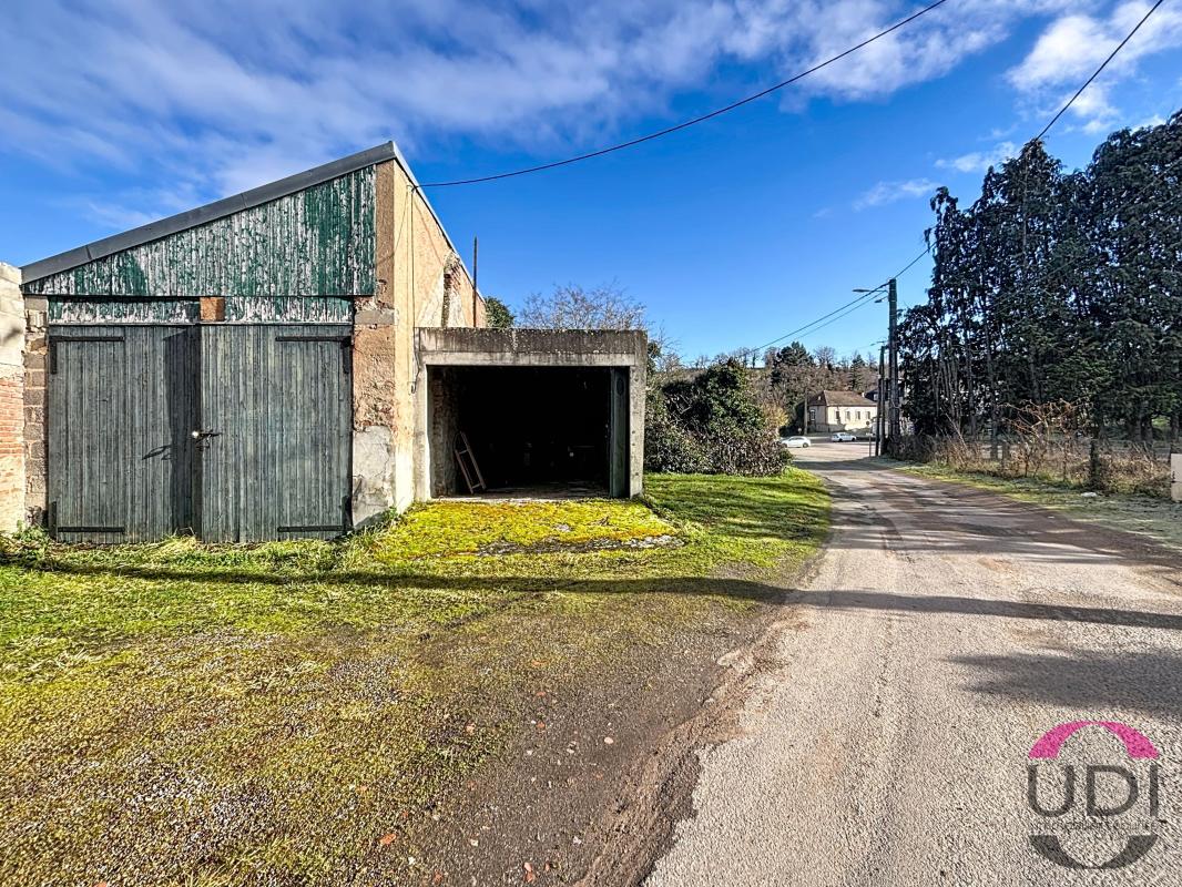 Bézenet – Ensemble de garages avec électricité – 57 m²