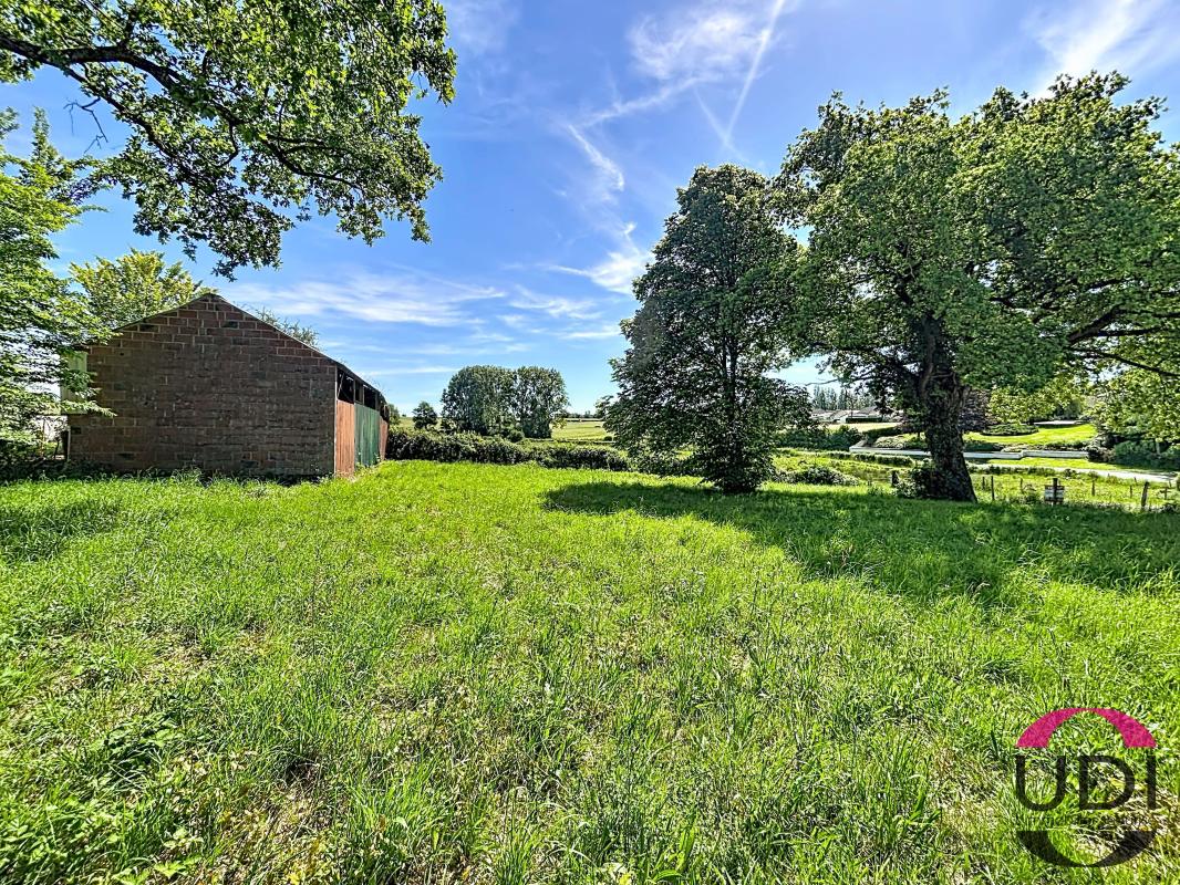 Terrain Constructible À Vendre Avec Hangar Métallique - 882 m²