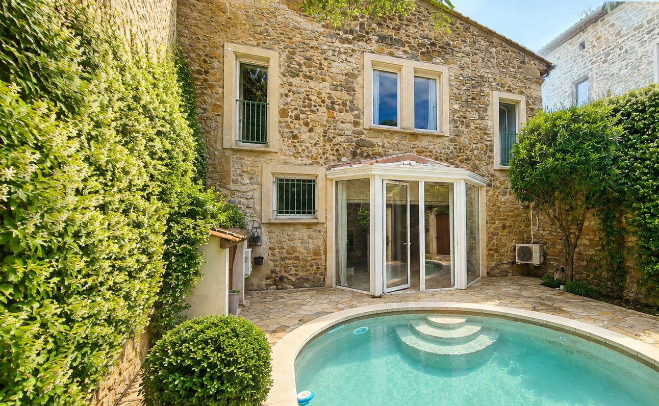 MOUSSAC - Maison de caractère rénovée avec piscine au cœur d’un village de charme