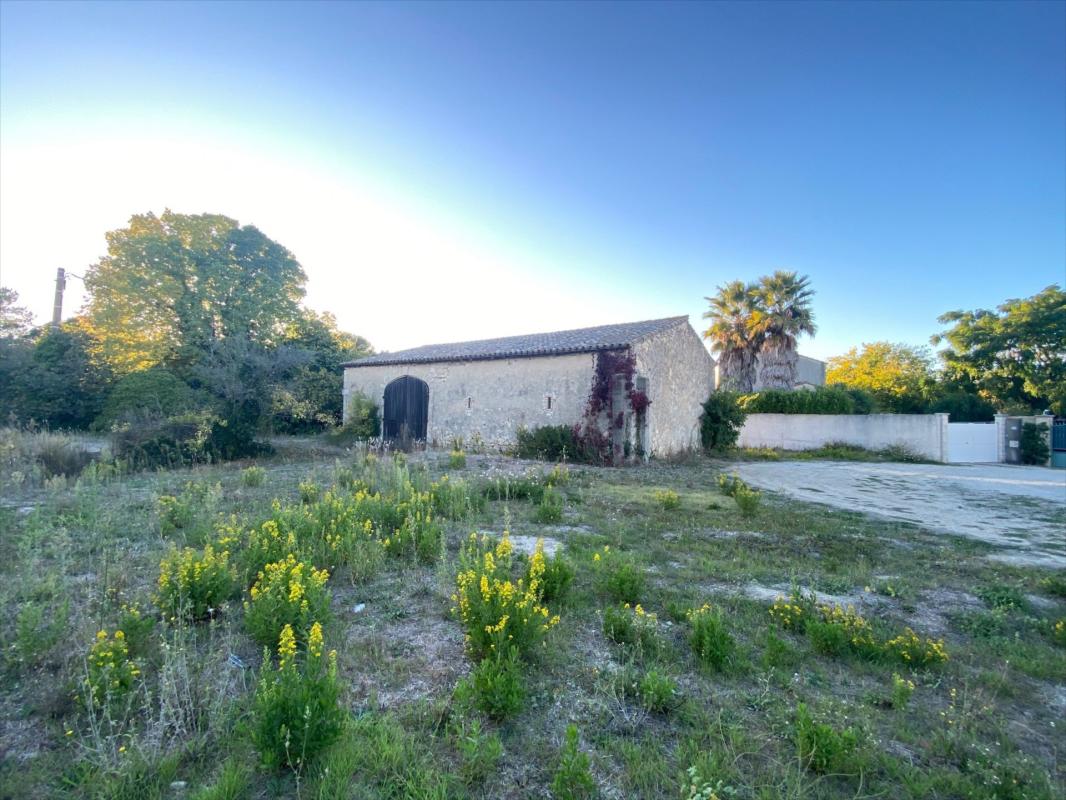 En Vaunage, proche Nîmes terrain constructible de 1355m2 et grange