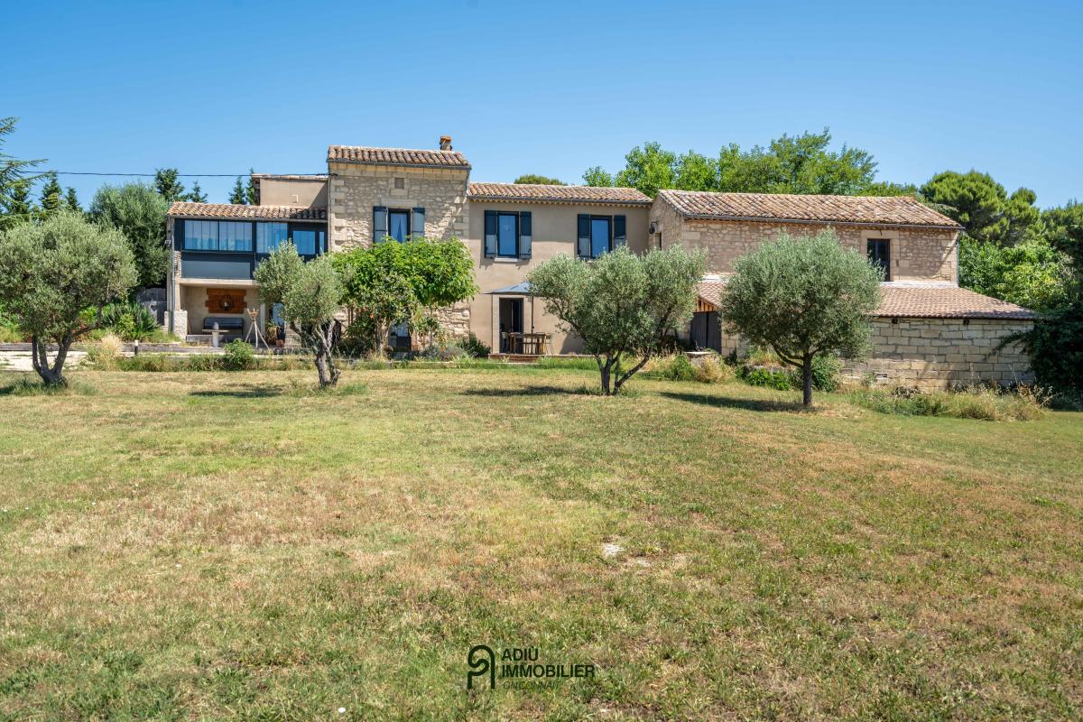 Mas en pierre rénové avec dépendances, piscine et garage à Uzès