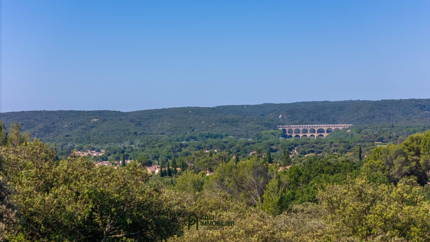Terrain constructible de 1,500 m² avec vue sur le Pont-du-Gard