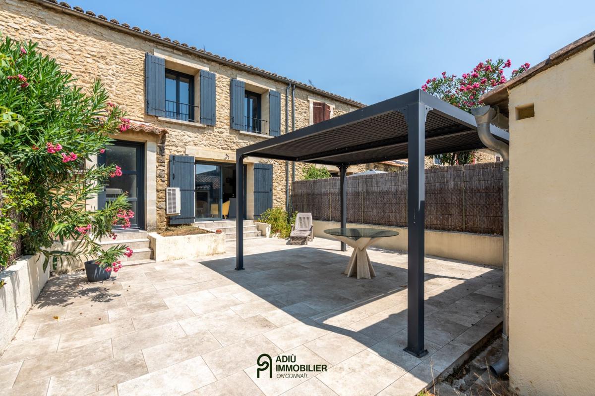 Maison de village en pierres avec garage et extérieur