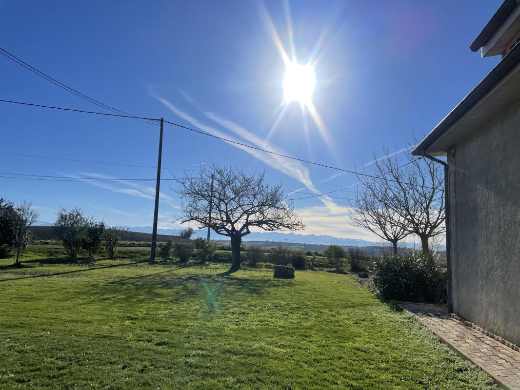 CARBONNE : Ce domaine avec environ 5 000 m2 de terres vous séduira par sa situation exceptionnelle