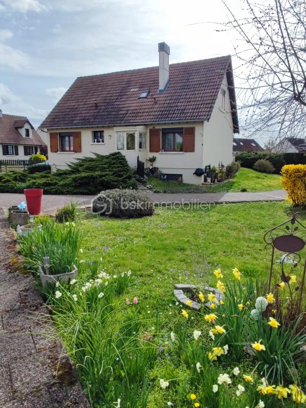 Superbe pavillon de 105 m² sur sous-sol avec jardin autour de la maison