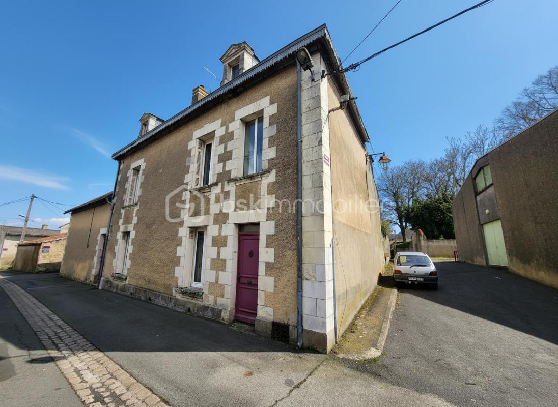 Maison de caractère – 191 m² – Centre de Mirebeau – 4 chambres, grange et cave
