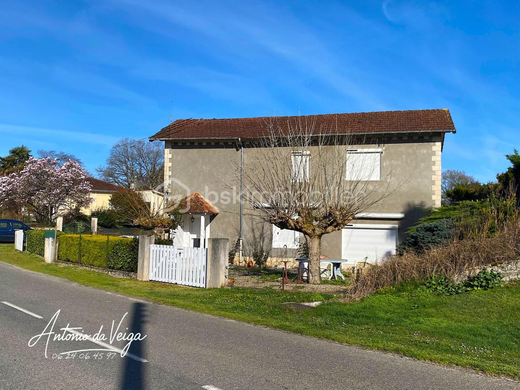 Authentique Maison de Garde-Barrière avec Terrain et Dépendances