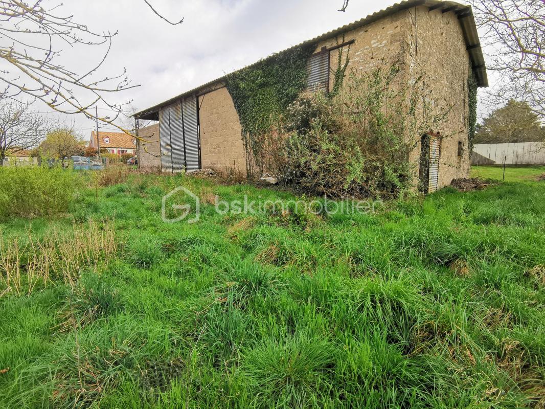 Terrain à bâtir de  1086 m² avec Hangar