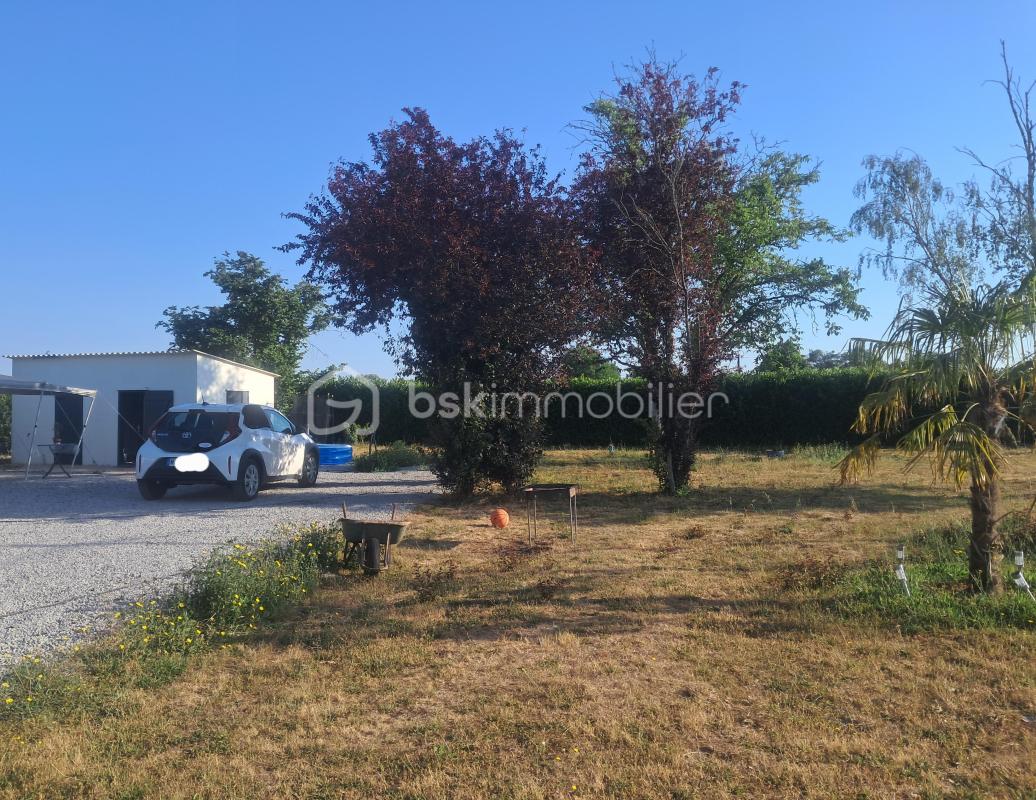 Terrain de loisirs clos de 2115m² avec studio et garage dans secteur calme