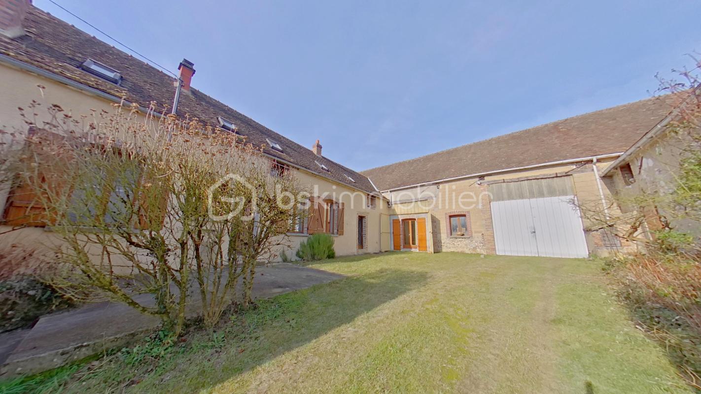 Corps de ferme de 179 m² avec une grande de grange 150 m² sur 1624 m² de terrain