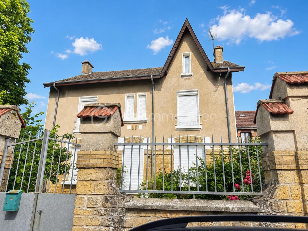 Maison de maître avec nombreuses dépendances et fort potentiel