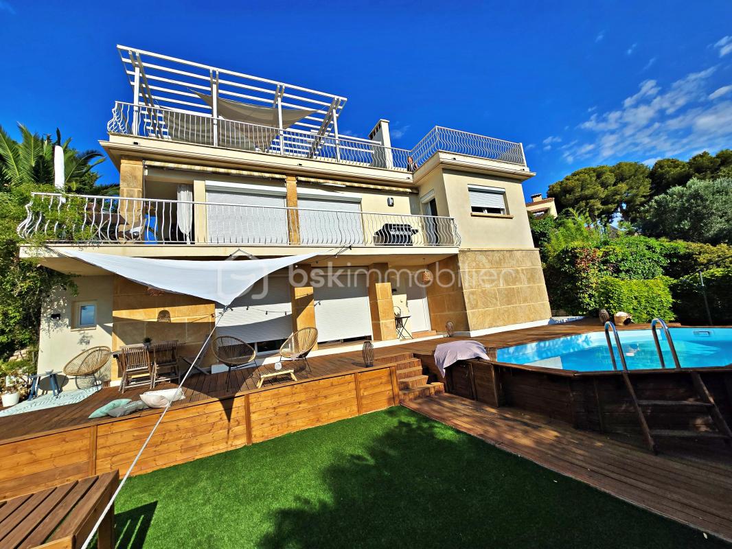 À 2 minutes à pied du port – Vue mer – Propriété de caractère 186 m² – 3 logements – Piscine